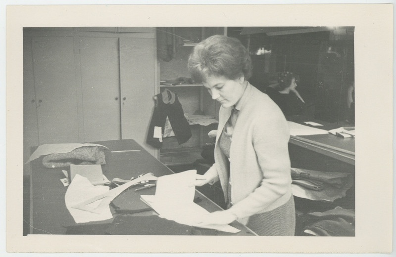 Juurdelõikaja Veera Bombe esiplaanil. Kergetööstusministeeriumi Tallinna keskrajooni Tööstuskombinaadi Mood Karja tänava lasteriiete õmblusosakond.