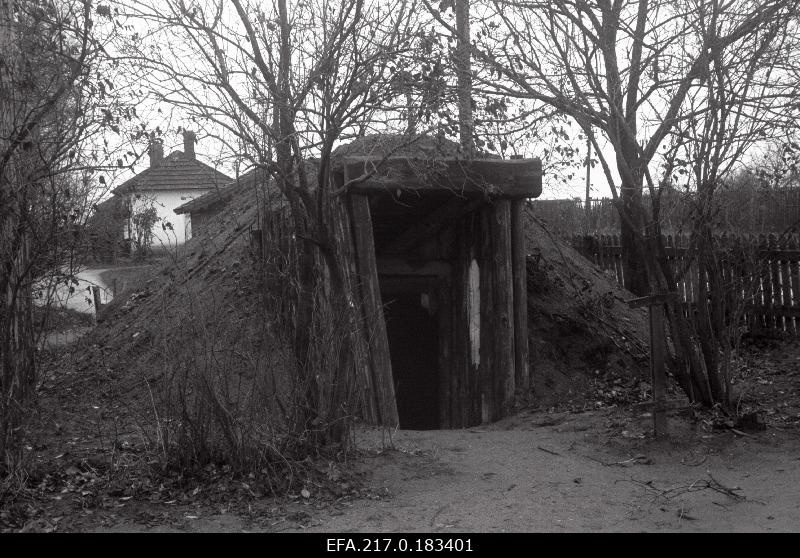 Õhukaitsevarjend Viljandi raudteejaama juures.