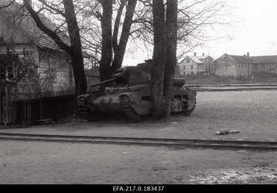 Mahajäetud saksa tank Viljandi raudteejaama lähedal.  similar photo