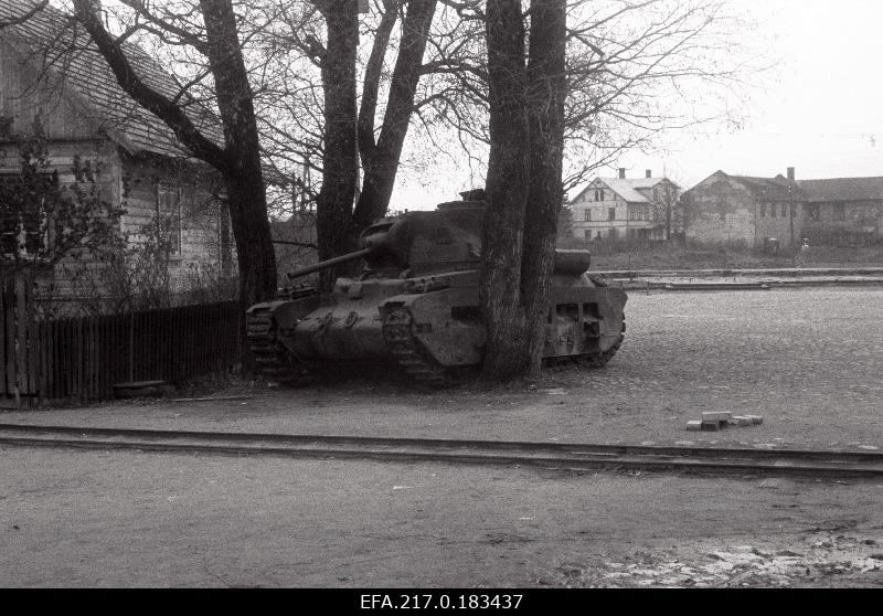 Mahajäetud saksa tank Viljandi raudteejaama lähedal.