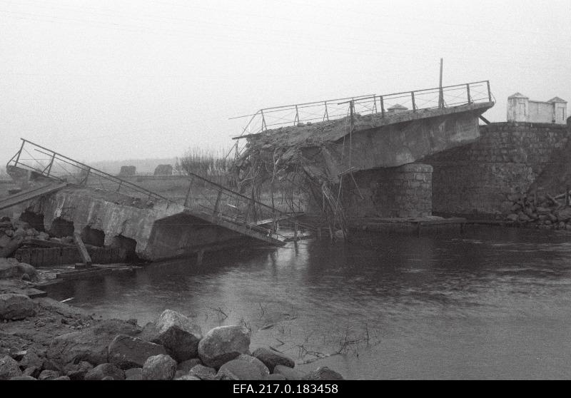 Purukslastud Oiu sild Tännassilma jõel.