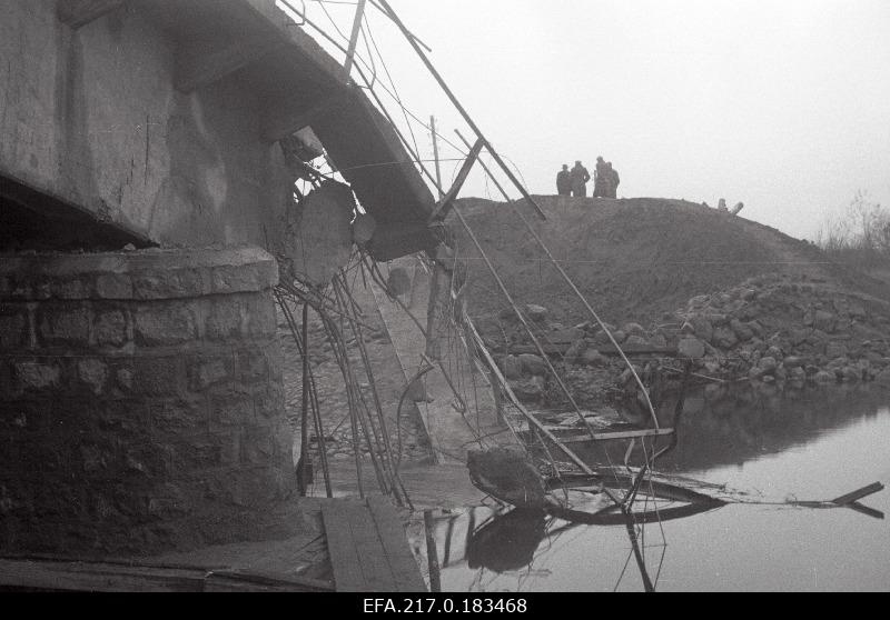 Purukslastud Oiu sild Tännassilma jõel.