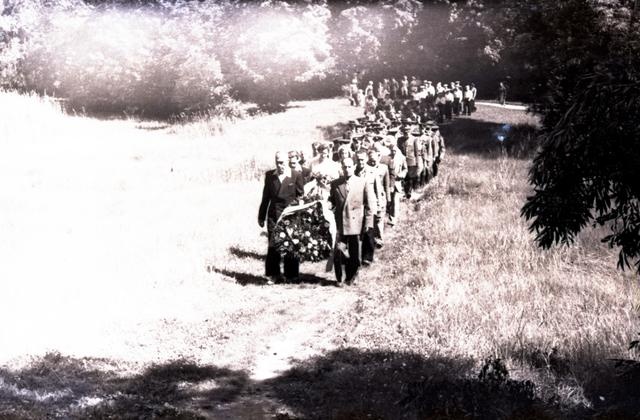 1941.aasta lahingutest osavõtjad Saaremaal 1960. aastal: rongkäik suundumas ühishauale Lossihoovis