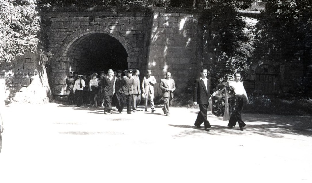 1941.aasta lahingutest osavõtjad Saaremaal 1960. aastal:  rongkäik suundumas Lossihoovi