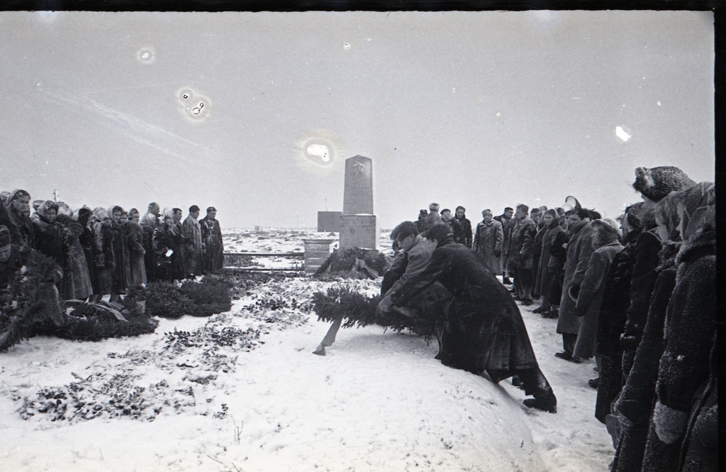 Saaremaa 1919. aasta mässu 40. aastapäev: pärgade panek Kullimäe ühishauale