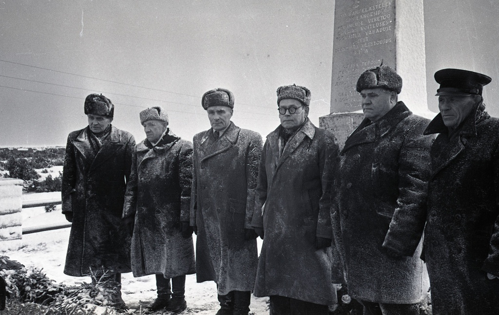 Saaremaa 1919. aasta mässu 40. aastapäev: pärgade panek Kullimäe ühishauale