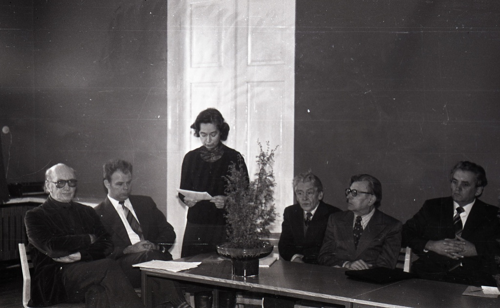 Keele ja Kirjanduse Instituudi nooremteadur Helgi Vihma esinemas Johannes Aaviku mälestuspäeval Kingissepas 06.12.1980.a.