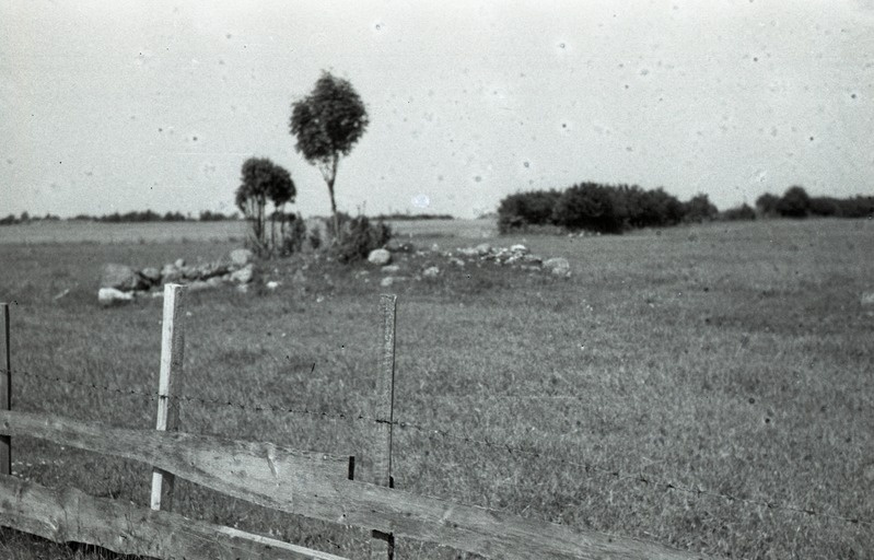 Kingissepa rajooni kultuurimälestis: kivikalme Kihelkonna kn Kurevere küla. I at. II pool e.m.a.