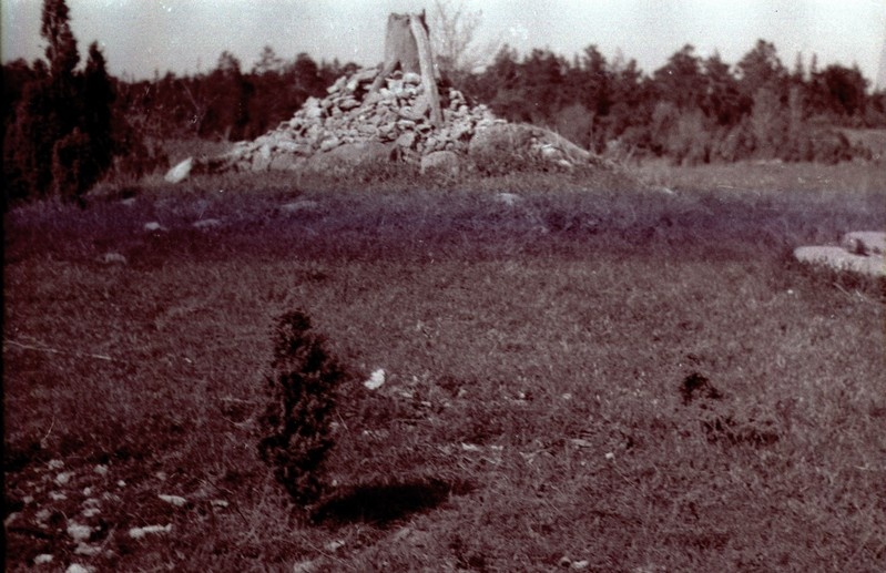 Kingissepa rajooni kultuurimälestis: kivikalmed ja maa-alune kalmistu Kihelkonna kn Kuralise küla Loode talu tuuliku all. I at. II pool e.m.a.- I at. I pool.