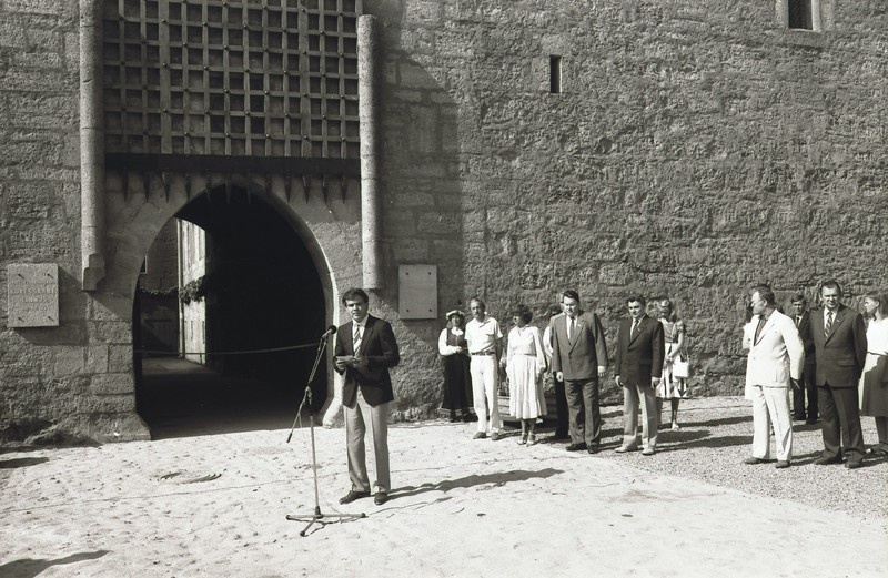 Kuressaare linnuse taasavamise pidustused 1985.a.: tervitussõnavõtuga esineb Ants Tammleht.