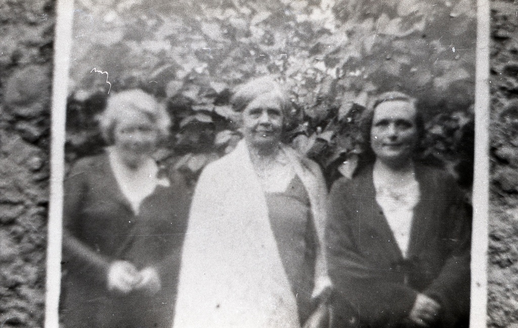 Emilie Järvalt koos Paula Koppeli ja Anna Haavaga Kuressaares