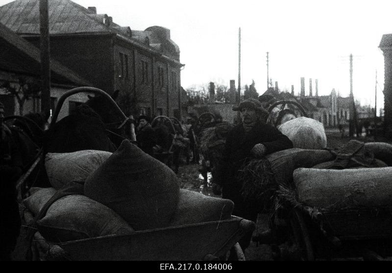 Talupojad järjekorras vilja vastuvõtupunkti ees.