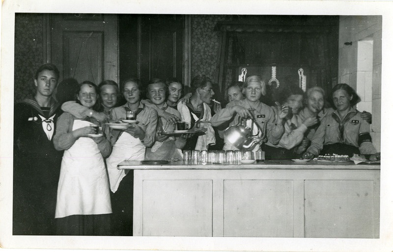 Kodutütarde teeõhtust osavõtjad Kuressaares 1937.a.