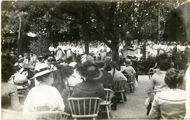 Romanovite dünastia 300. aastapäeva kontsert Kurressaare Lossipargis