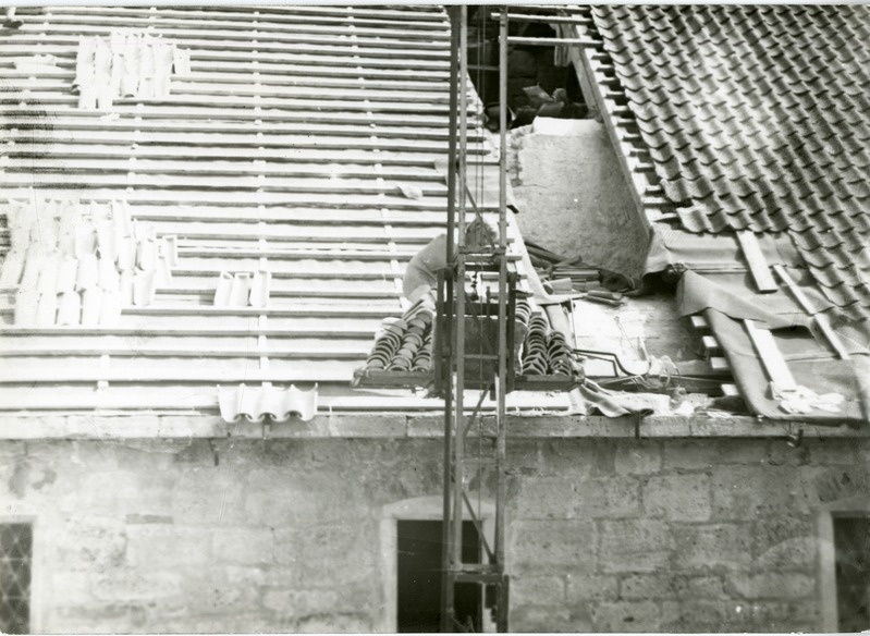 Kuressaare linnuse kagutiiva katuse paigaldamine