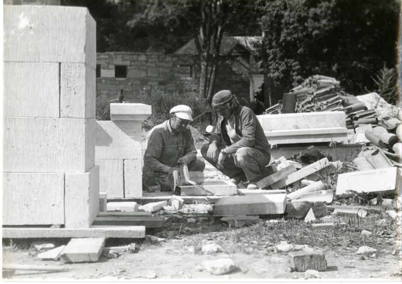 Kuressaare linnuse restaureerimine: kaitsekäigu rennikivide tahumine