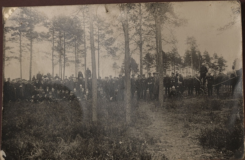 Tuletõrjemundrites mehed hobuveokiga metsas