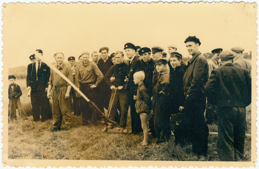 Grupp tuletõrje- ja erariides inimesi jälgimas lafettjoatoru tööd