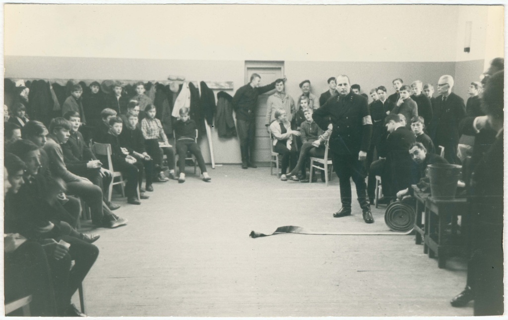 Õpilased tuletõrjevõistlusi jälgimas