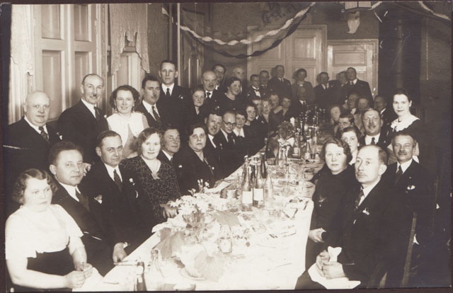 Erariides naiste ja meeste seltskond peolauas