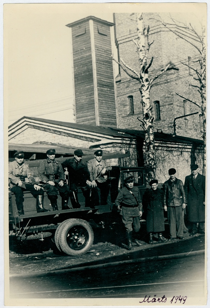 Tallinna Vineeri- ja Mööblivabriku VTS auto juures