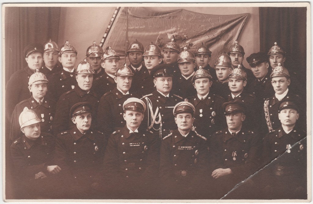 Nõmme VTÜ I jaoskond lipu taustal