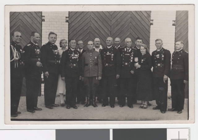 Nõmme VTÜ liikmed depoo ukse juures