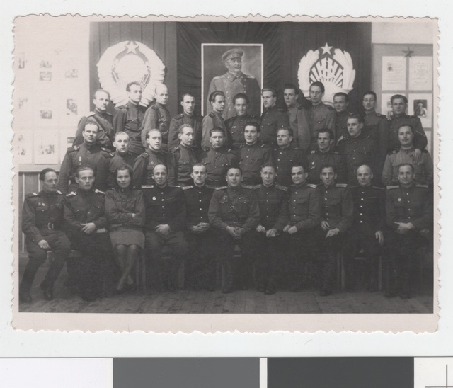 Eesti NSV SM Tuletõrje Valitsuse nooremkomandöride kooli kursandid koos Tuletõrje Valitsuse ja kooli juhtkonnaga