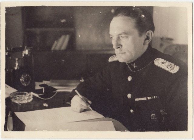 Tallinna Kutselise Tuletõrje komandoülema abi Eugen Brett kirjutuslaua taga