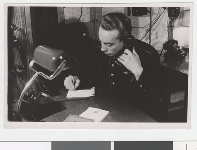 Voldemar Puhm Tallinna Kutselise Tuletõrje sidekeskus Gogoli tn 2 teadet vastu võtmas  duplicate photo