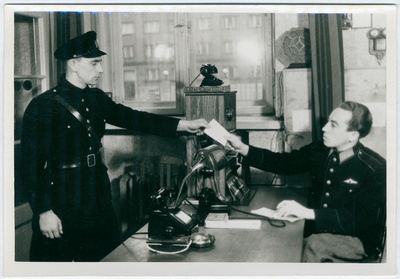 Voldemar Puhm annab Tallinna Kutselise Tuletõrje sidekeskuses Gogoli tn 2 sõidukäsku Herbert Kutmanile  similar photo