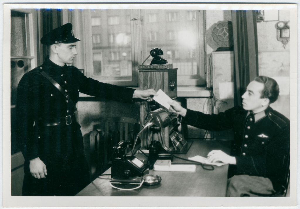 Voldemar Puhm annab Tallinna Kutselise Tuletõrje sidekeskuses Gogoli tn 2 sõidukäsku Herbert Kutmanile