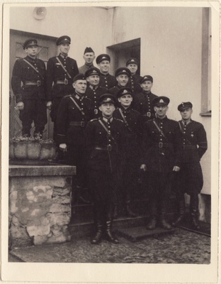 Tallinna Kutselise Tuletõrje II komando juhtkond komandohoone  trepil  duplicate photo