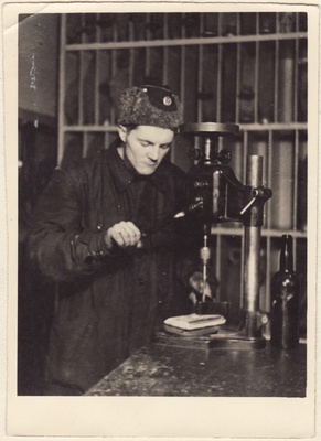 Tallinna Kutselise Tuletõrje II komando tuletõrjuja Vello Tähe töökojas  duplicate photo