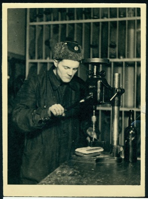 Tallinna Kutselise Tuletõrje II komando tuletõrjuja Vello Tähe töökojas  duplicate photo