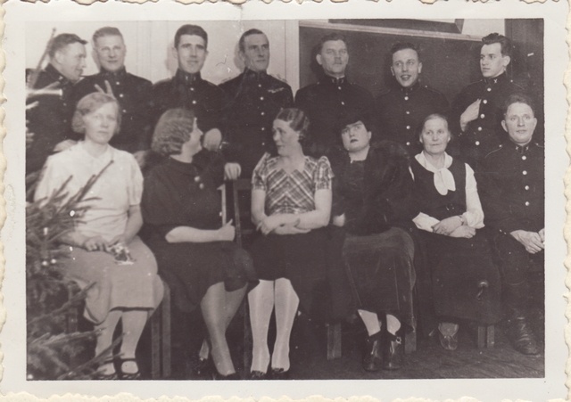 Tallinna Kutselise Tuletõrje  II komando liikmed koos naistega nääripeol