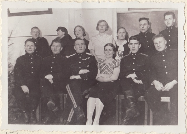 Tallinna Kutselise Tuletõrje II komando liikmed koos naistega nääripeol