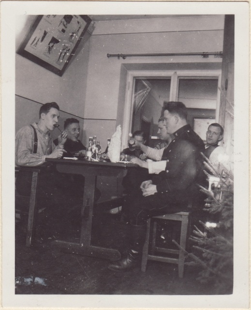 Tallinna Kutselise Tuletõrje II komando liikmed nääriõhtu peolauas