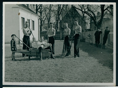 Tallinna Kutselise Tuletõrje II komando liikmed depoo hoovi puhastamas  duplicate photo