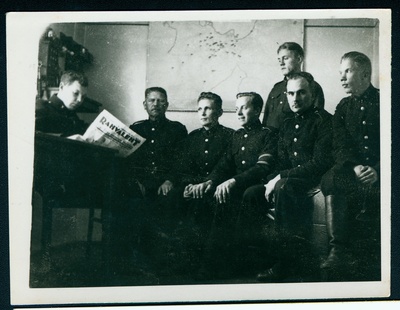 Tallinna Kutselise Tuletõrje II komando liikmed puhkeruumis  duplicate photo