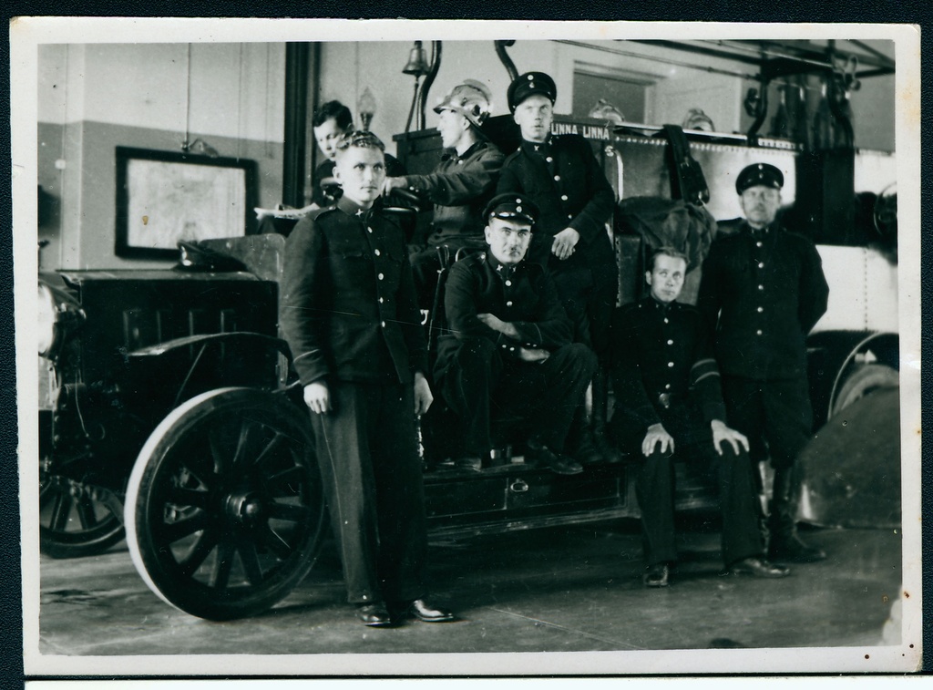 Tallinna Kutselise Tuletõrje II komando liikmed tuletõrjeauto juures
