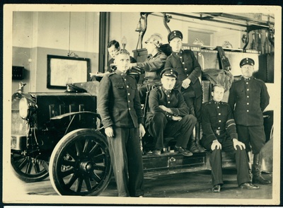 Tallinna Kutselise Tuletõrje II komando liikmed tuletõrjeauto juures  duplicate photo