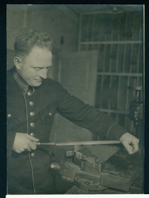 Tallinna Kutselise Tuletõrje II komando autojuht Aadu Köst töökojas  duplicate photo