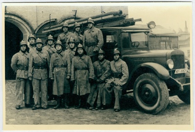 Tallinna Kutselise Tuletõrje III komando valvemeeskond paakauto ees  duplicate photo