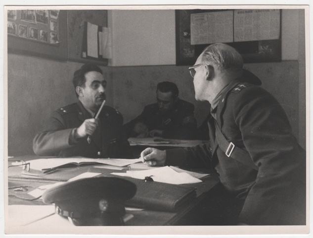 Jaan Vaarmann ja Aserbaidzaani NSV Tuletõrje Valitsuse ülem tsiviilkaitseõppustel mõtteid vahetamas