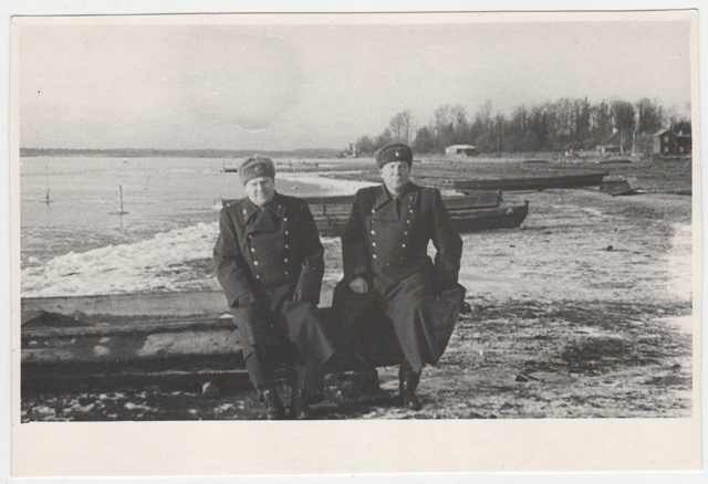 J.Vaarmann ja A.Jürna Tamula järve kaldal paadil istumas