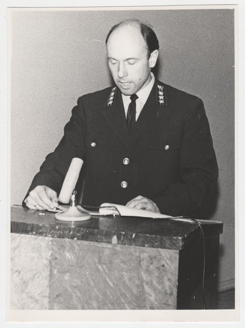 Riikliku Metsavalve ülem Henn Alton kõnepuldis