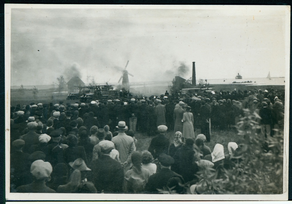 Tuletõrjeõppus mere ääres, põlevate objektide kustutamine