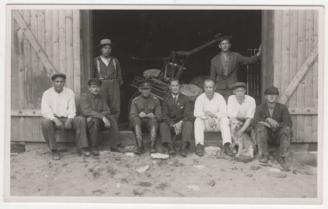 Nõmme VTÜ IV jaoskonna liikmed ehitatava hoone esisel