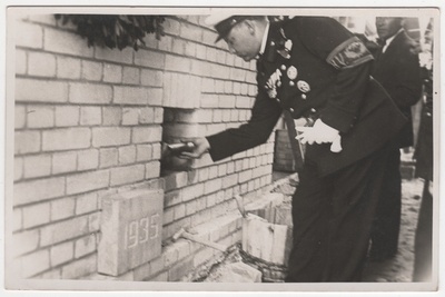 Nõmme VTÜ esimees dr Aleksander Vastalu uuele pritsimajale nurgakivi asetamas  duplicate photo